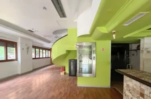 Vaciado de local restaurante en la calle Humanista Mariner, barrio de Patraix, Valencia